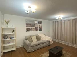 Spacious One Bedroom Flat close to Heathrow Airport, hotell sihtkohas Northolt