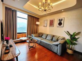 Mangrove Bay Riverside Hill Riverview B&Bl紅樹灣河畔山河景民宿l豪華五房六床高層山景河景l離華發商都商場和港珠澳大橋及拱北澳門關口10分鐘l離橫琴長隆王國25分鐘l樓下北山古城食街, golf hotel in Zhuhai
