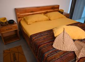 Les Amazones Rouges Chambre Jaune, bed & breakfast i Ouidah