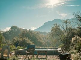 LE DEFFEND VIEUX, hotel amb aparcament a Trets