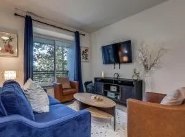 Gorgeous Condo w Riverwalk Views Free Parking Pet Friendly Centrally Located on the Riverwalk