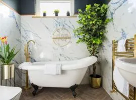 Luxury Versace 2 Bed, Hot Tub, Pool Table, Sky Tv