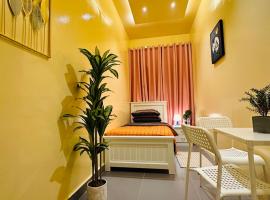 Sunrise Inn by DSV Property, habitación en casa particular en Abu Dabi