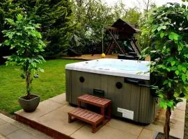 Deluxe 1 Bed Versace Hot Tub Sky TV Cinema Screen