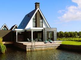 Peaceful and luxurious villa at the waterfront in Stavoren, hotel dengan parking di Stavoren