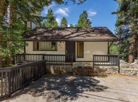 Pet Friendly Treetop Cabin w/Deck & Forest Views, hotell i Twin Peaks