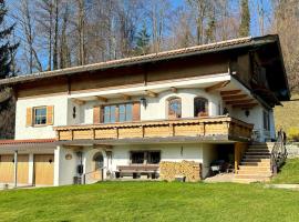 Romantisches Alpenchalet - mit Sauna und Kamin - ruhig und zentral, hotel in Bad Tölz
