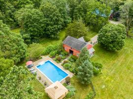 Summer Rental Magical Converted Barn & Pool House, pet-friendly hotel in Pleasant Valley