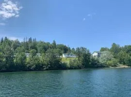 Renovated chalet for rent in front of the lake