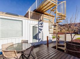Starboard Tiny Home, hotel in Apple Valley