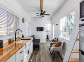 Peace and Tranquility private hot tub deck and bbq, отель в городе Apple Valley