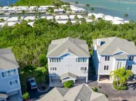 The Tree House! Beautiful townhome in Longboat Key with great amenities surrounded by nature!