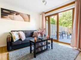 Cozy Family-Friendly House (3mins from Erith and Slade Green station), hotel met parkeren in Erith