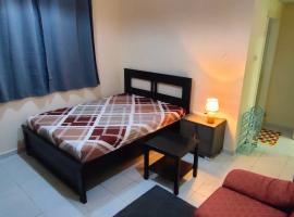 Cozy Bedroom for Gent, bed and breakfast en Sharjah