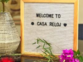 CASA RELOJ, hotel with parking in Alfonso