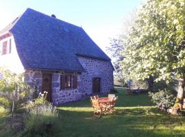 Gîte Saint-Martin-Valmeroux, 4 pièces, 8 personnes - FR-1-742-357, hôtel à Saint-Martin-Valmeroux