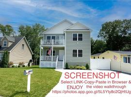Beach House Cape May just 1 block from the Bay & a Short 5 minutes walk, Sleeps 19, αγροικία σε Cape May