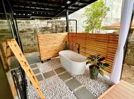 Cozy Tiny Home with Outdoor Hot Tub in City Center, rumah kecil di Kota Davao