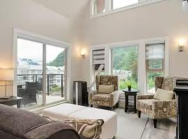 Modern 4BR Penthouse w/Lake Views & Rooftop Deck, hotel in Harrison Hot Springs