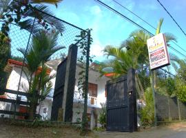 golden holiday home peradeniya, cabana o cottage a Arambegama