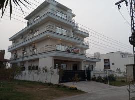 Hotel Luxe Heights Lahore、ラホールのホテル