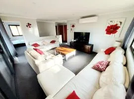 Huge Home, 9 Bed, 6 Bath, Sleeps 22, Central Location, Walk to Shops