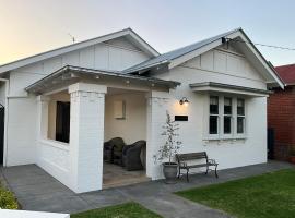 Charming central cottage in Wagga Wagga, коттедж в городе Уогга-Уогга