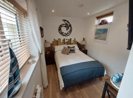 Beachcroft Beach Snug, hotel with parking in Seaton