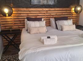 EXQUISITE PRIVATE LUXURY SUITE WITH KING BED at BOKMAKIERIE VILLAS, hotel din Windhoek