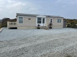 Captivating 2-Bed Static Caravan on Private land, hotel in Holyhead