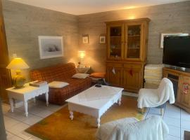 Cosy appartement avec terrasse et vue dégagée, hotel in La Salle Les Alpes