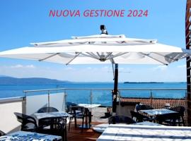 Happy Hotel Atelier Gardone Riviera Centro & Beach, hotel en Gardone Riviera