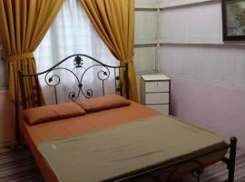 Homestay Bonda Azizah 11-13pax, holiday home in Kota