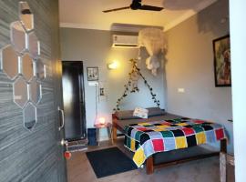 The Caveman Goa-River-view Retreat., hotel ad Arambol