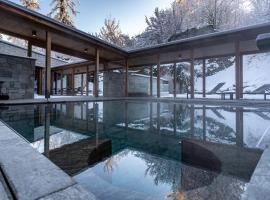 Luxus-Mountain Suite mit privatem Pool, Sauna & Dampfbad, готель у місті Флімс