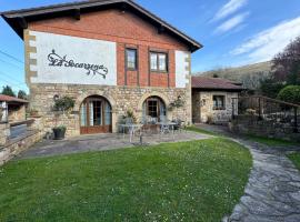 Casa Rural La Socarrena, country house in Luzmela