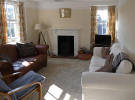 Cotswolds cottage near Stroud, with amazing views., hotel in Brimscombe
