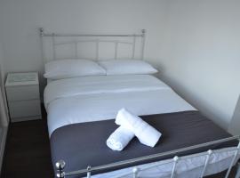 House Share - Rooms to Let with Shared Bathroom on 2nd Floor, hotel din Oldbury