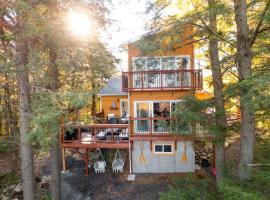 LoveNestChalet - Hot tub & Fireplace - Warm, cozy & relaxing, hotel v destinaci Grenville-sur-la-Rouge