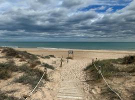 Chalet adosado en la playa de El Perellonet con piscina, pista tenis: Valensiya'da bir otel