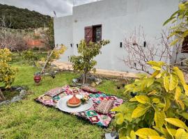 Villa Mouloud réservée aux familles، كوخ في Arrougou