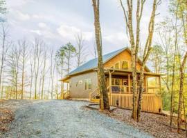 Art's Bungalow-wooded seclusion 1 mi to Deep Creek and Bryson City, bungalow em Bryson City