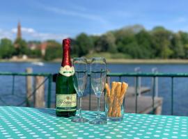 Ferienhaus Seekutter mit eigenem Seezugang, hotel a Malchow