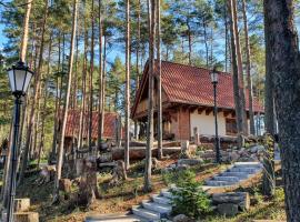 Osada Swory domki w lesie nad jeziorem, beach hotel in Małe Swornegacie