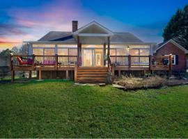 Rustic Elegance- Farmhouse Retreat in Covington farmhouse, hotel v destinaci Covington