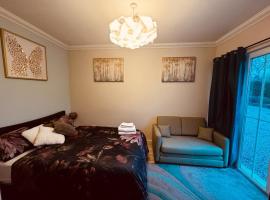 Adorable one-bed place in Cambridgeshire, hotel with parking in March