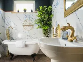 Lux Versace 1 Bed, Hot Tub, Pool Table, Sky Tv