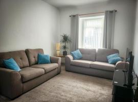 Central 2-bedroom bunglow with double sofa bed, готель у місті Карноусті