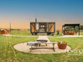 One Of A Kind Shepherds Hut With Incredible Views, מלון ליד Oxfordshire Golf Club, טאים
