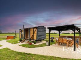 One Of A Kind Shepherds Hut With Incredible Views, cheap hotel in Thame
